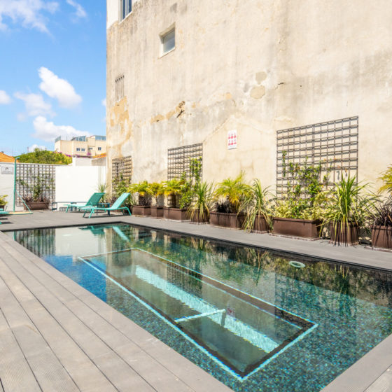 Pool with transparent bottom