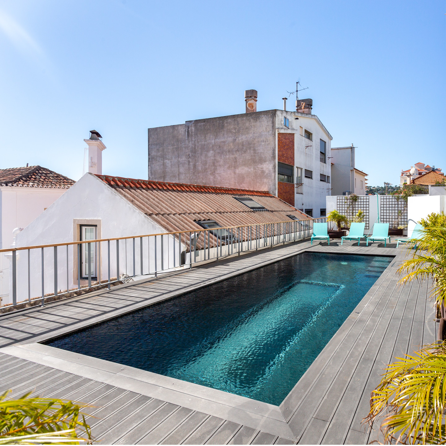 Pool with transparent bottom